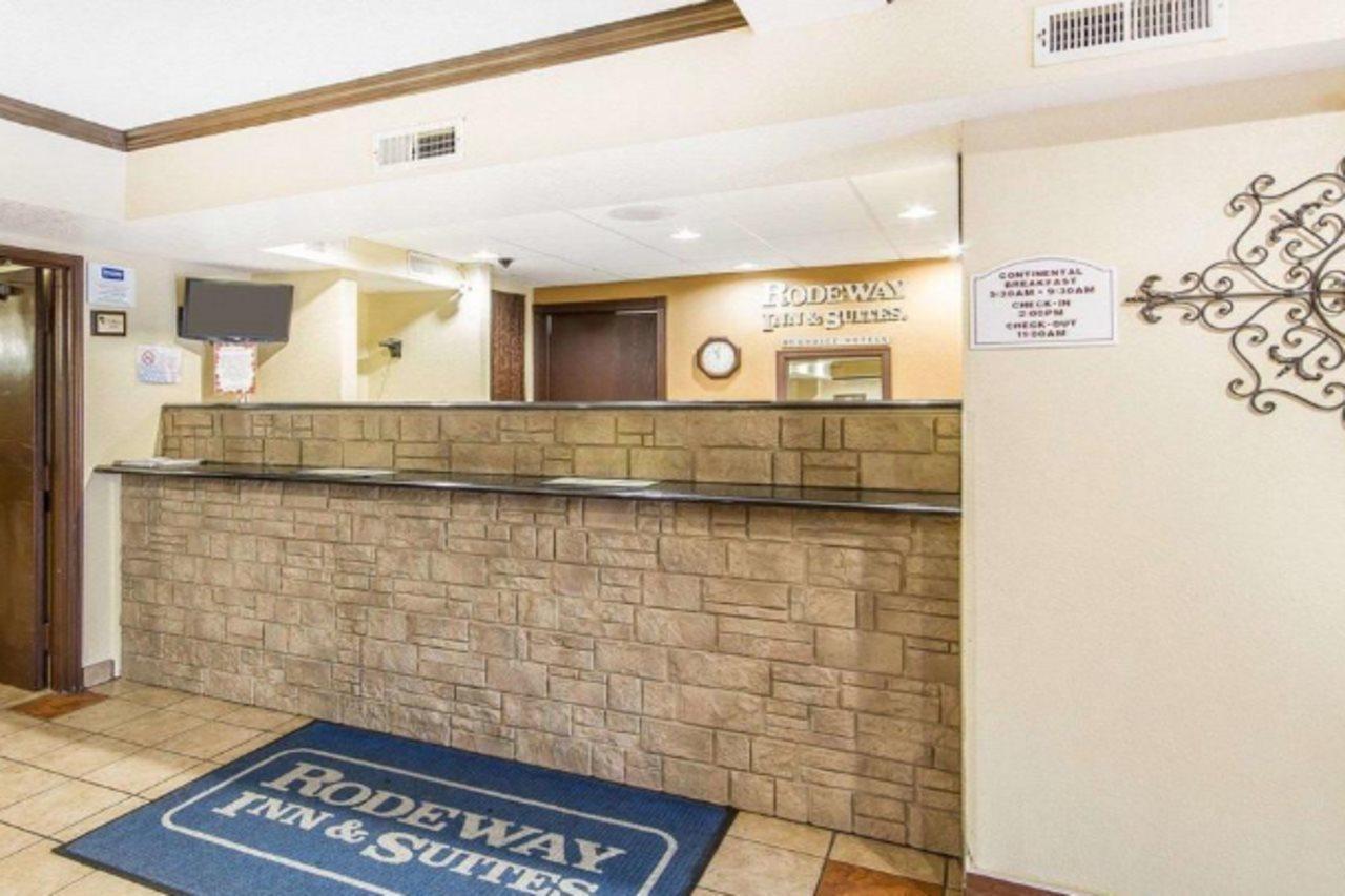 Rodeway Inn & Suites Madison East Exteriör bild