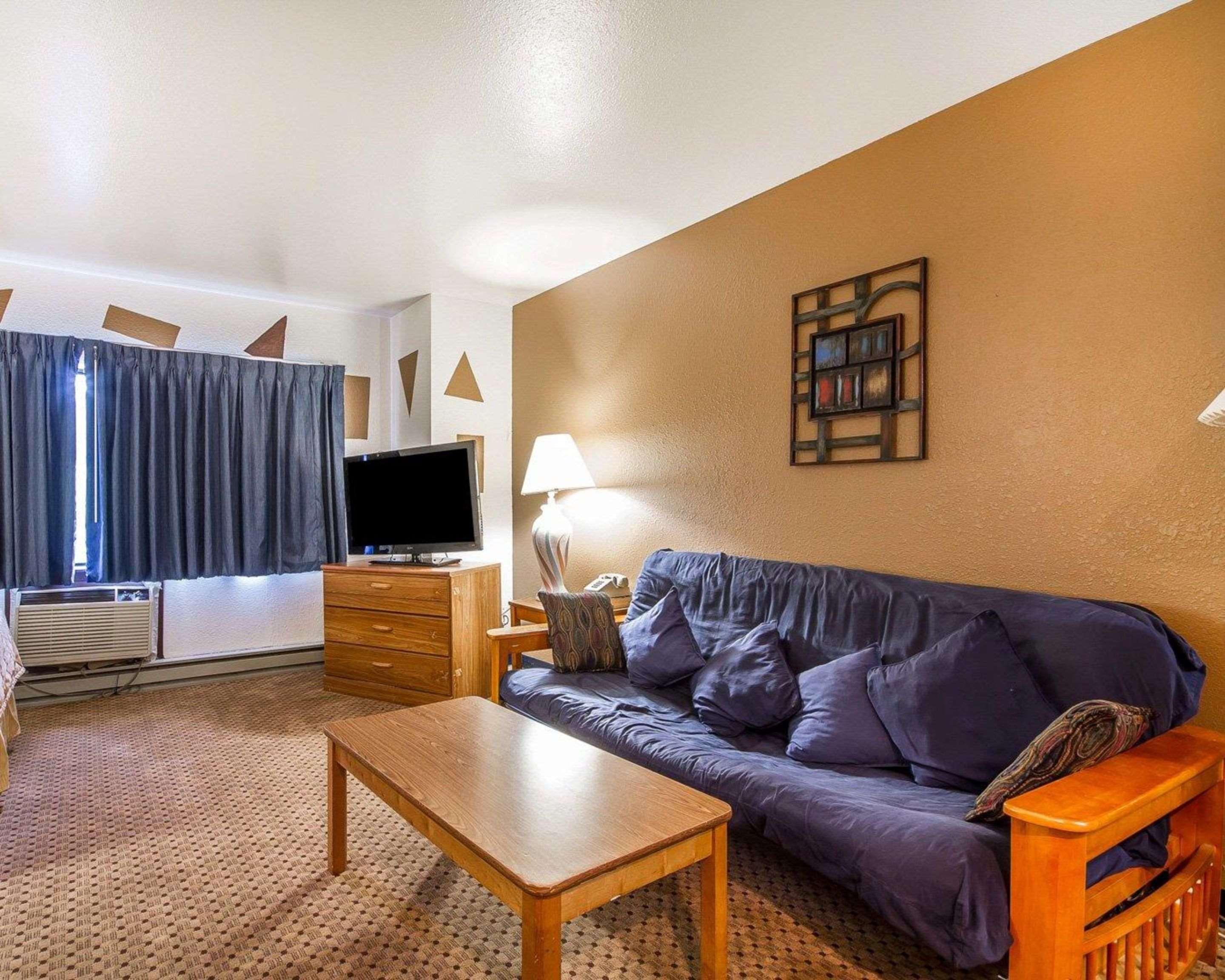 Rodeway Inn & Suites Madison East Exteriör bild
