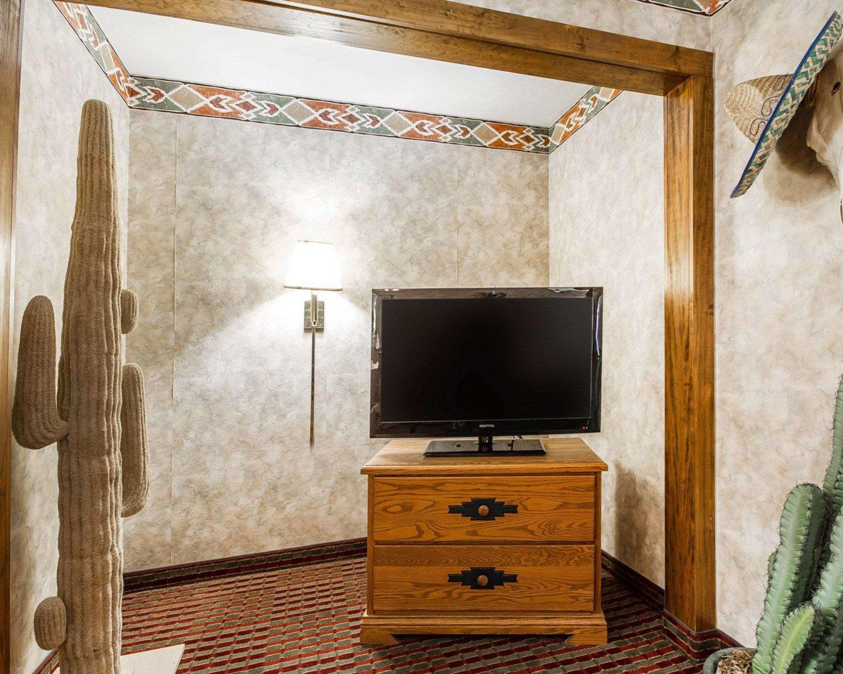 Rodeway Inn & Suites Madison East Exteriör bild