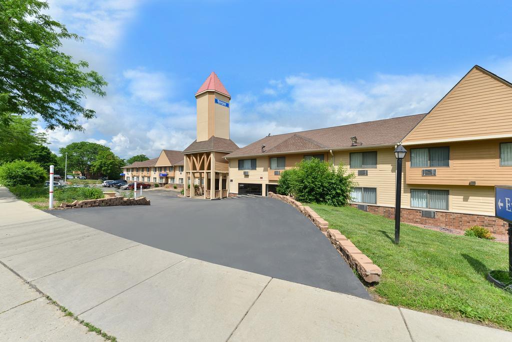 Rodeway Inn & Suites Madison East Exteriör bild