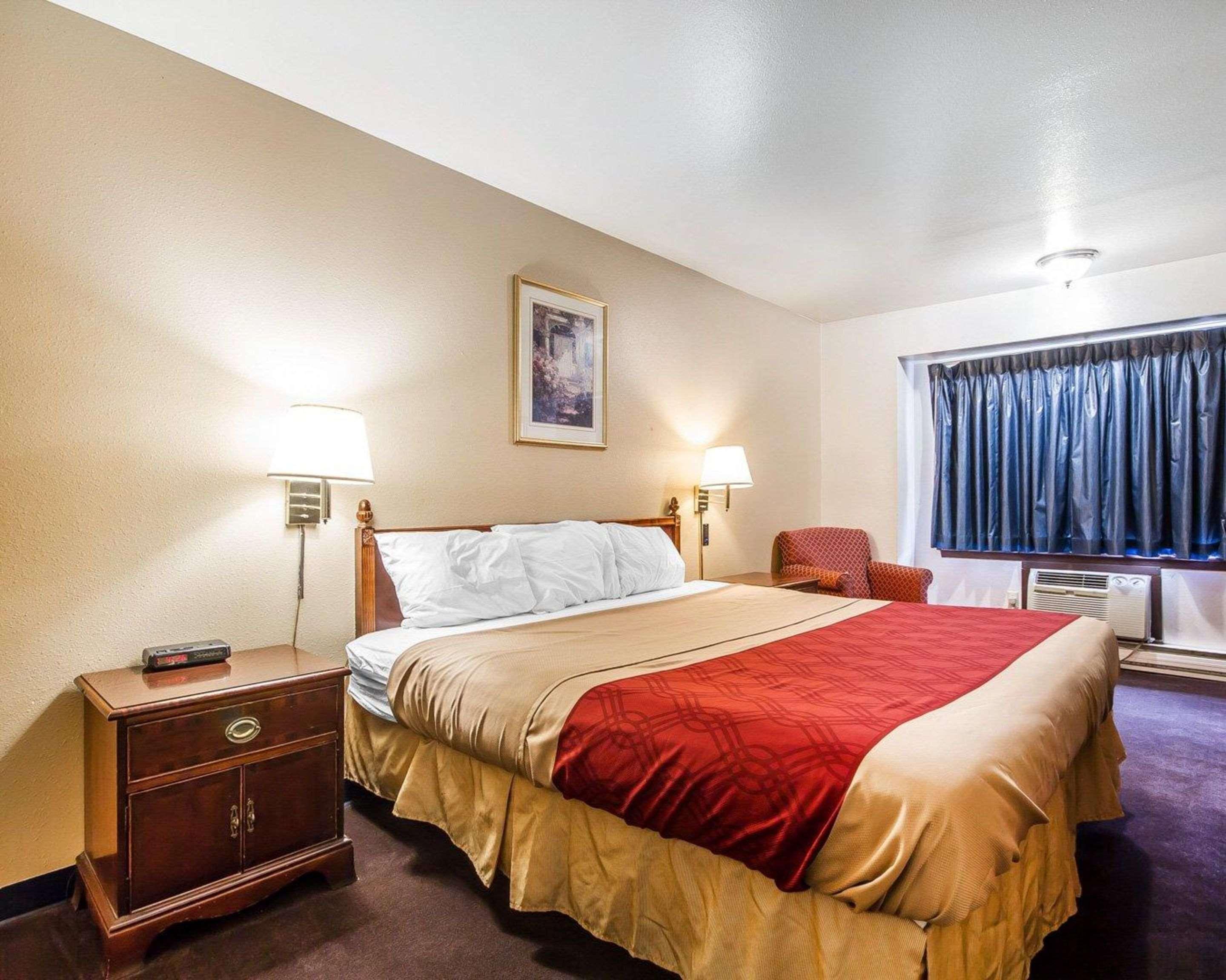 Rodeway Inn & Suites Madison East Exteriör bild