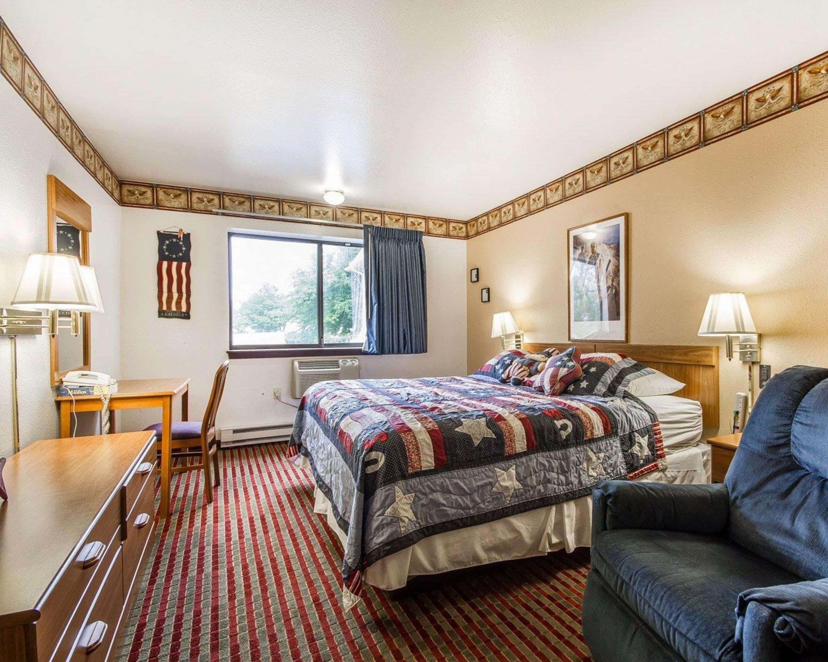 Rodeway Inn & Suites Madison East Exteriör bild