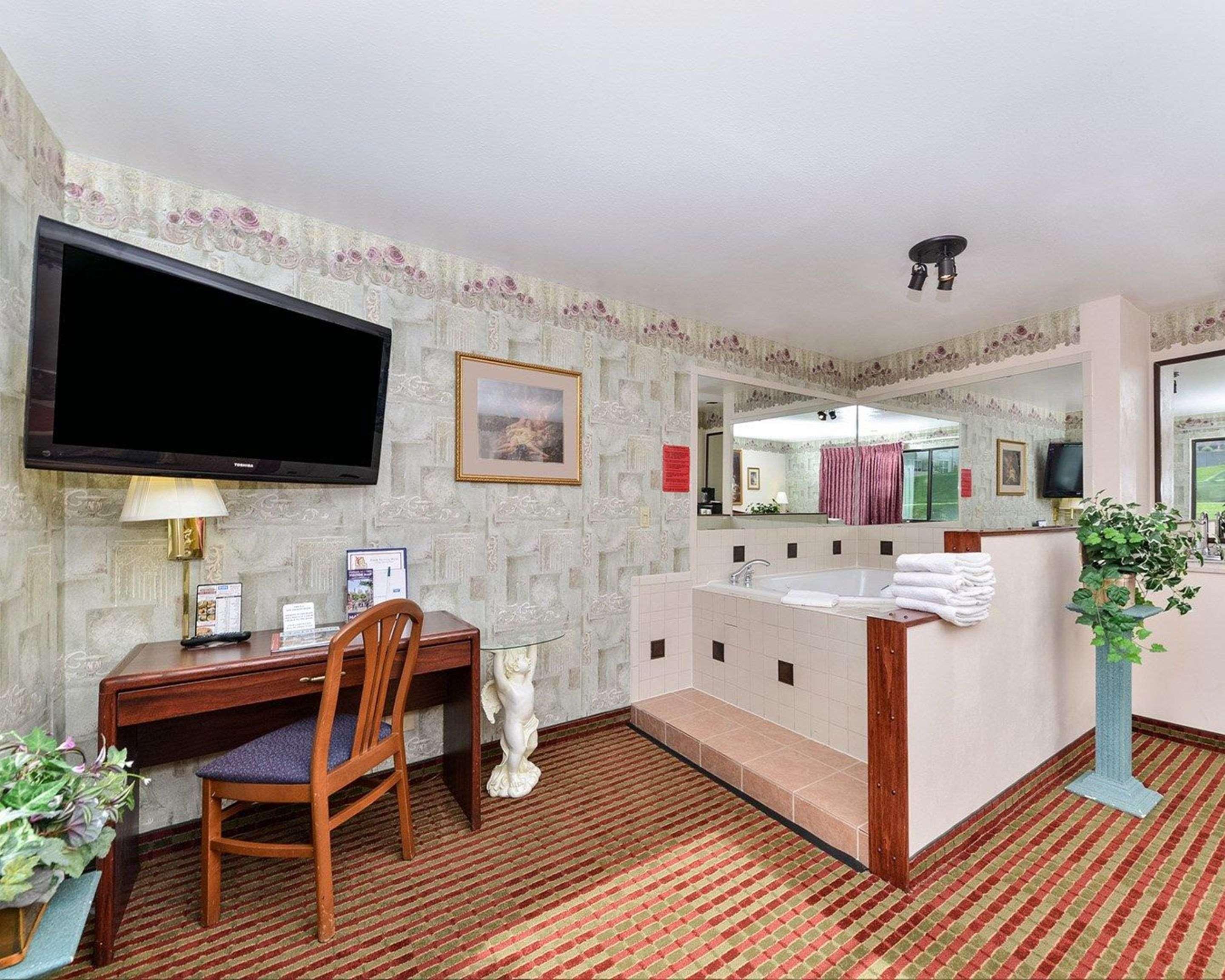 Rodeway Inn & Suites Madison East Exteriör bild