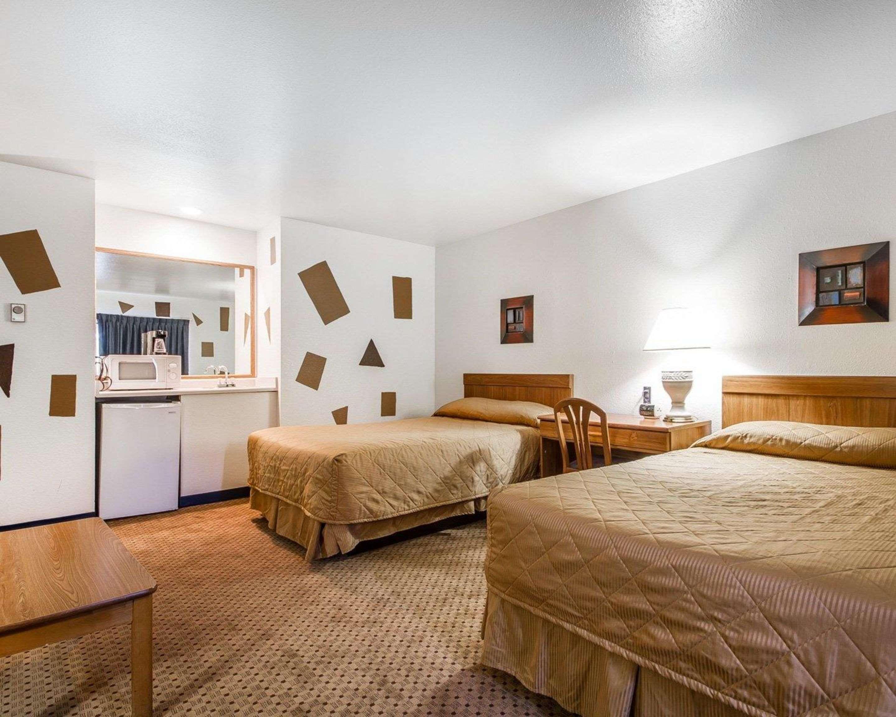 Rodeway Inn & Suites Madison East Exteriör bild