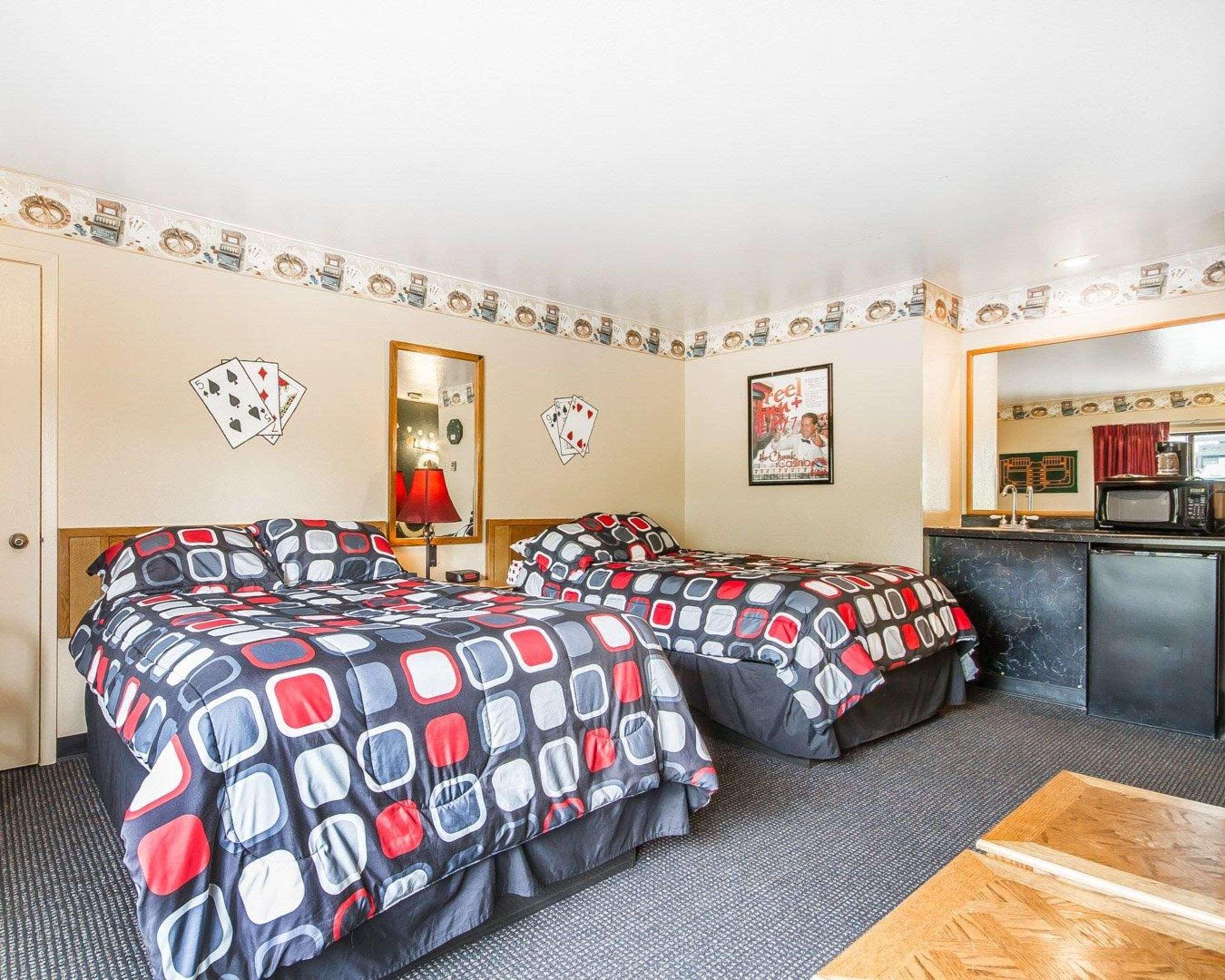 Rodeway Inn & Suites Madison East Exteriör bild