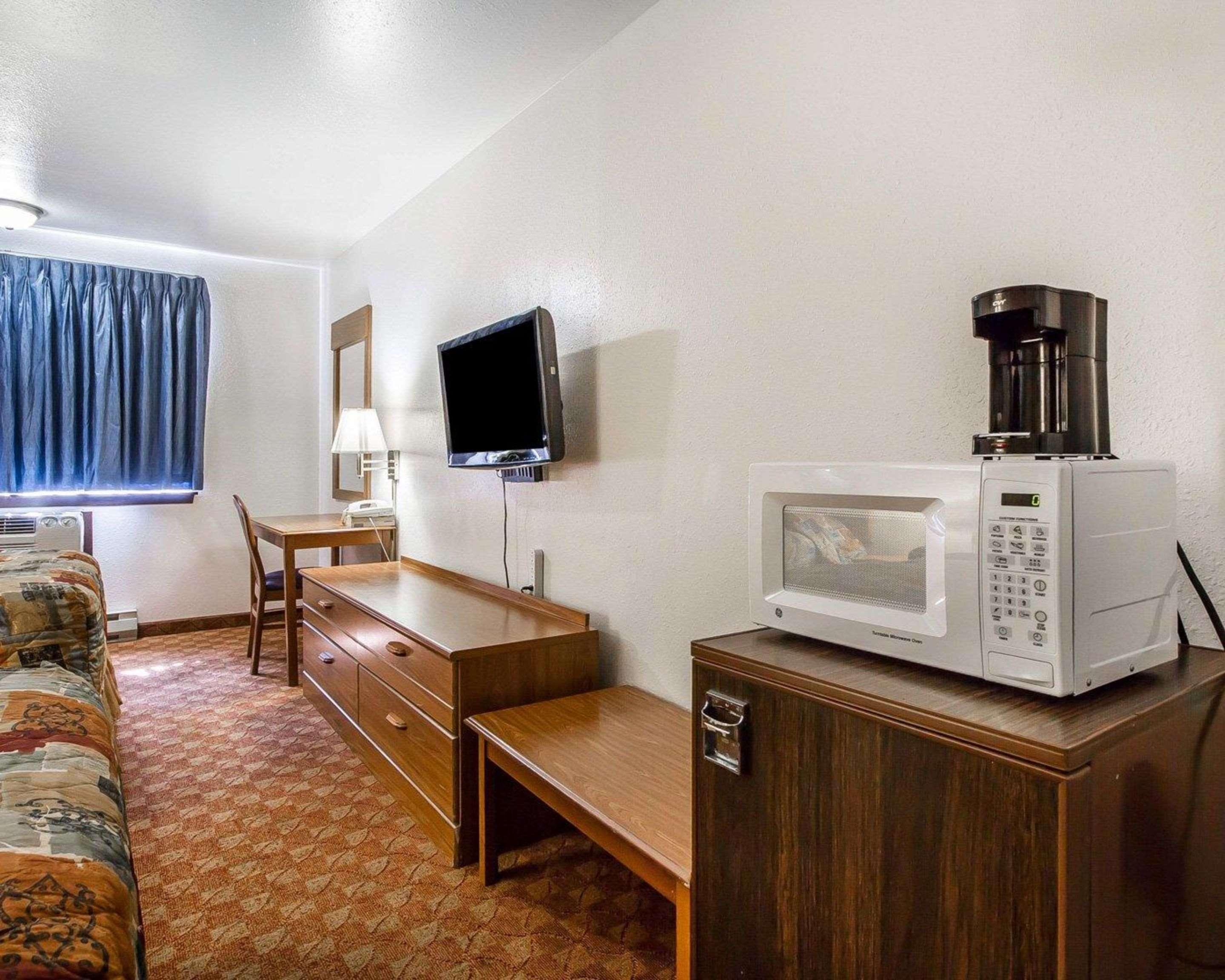 Rodeway Inn & Suites Madison East Exteriör bild