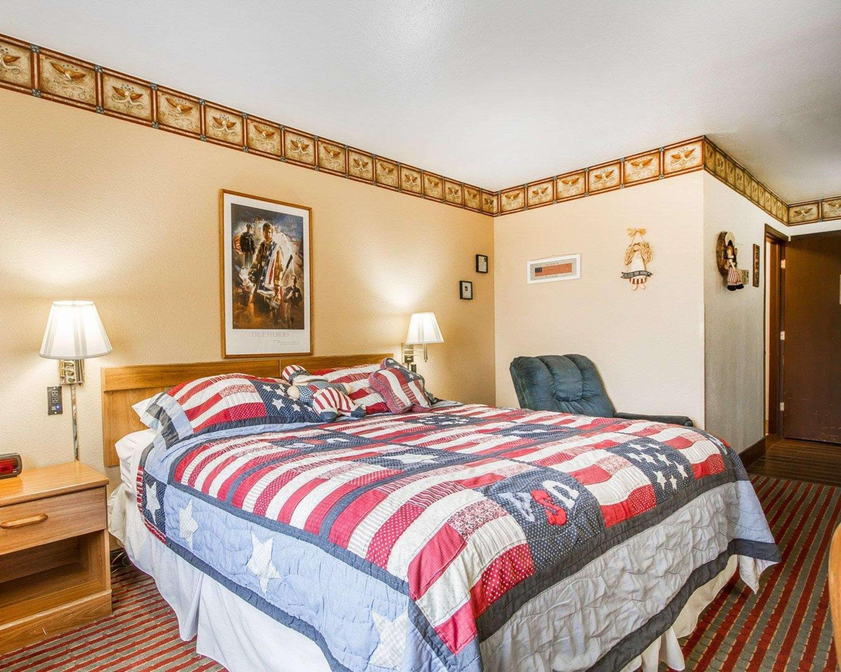 Rodeway Inn & Suites Madison East Exteriör bild