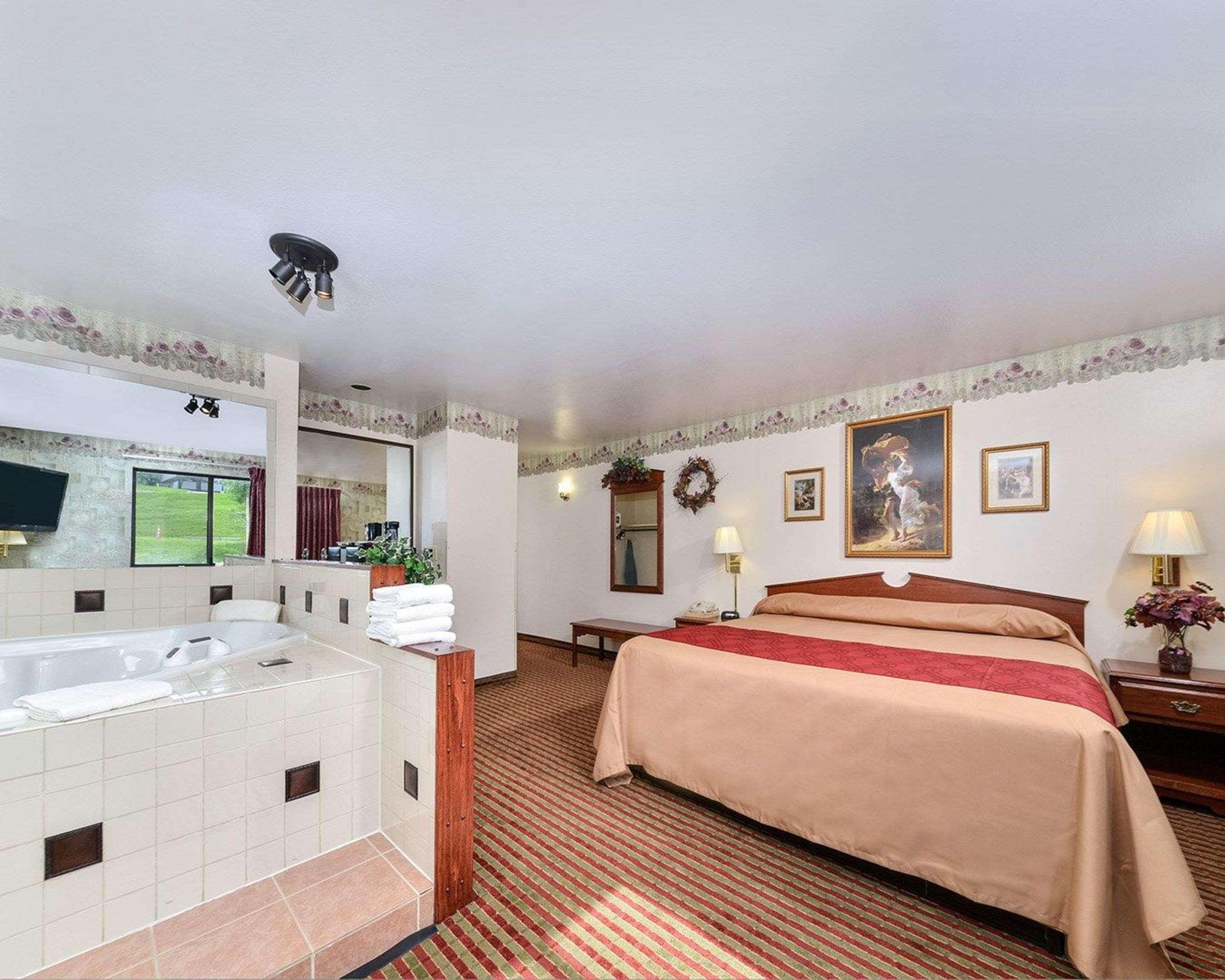 Rodeway Inn & Suites Madison East Exteriör bild