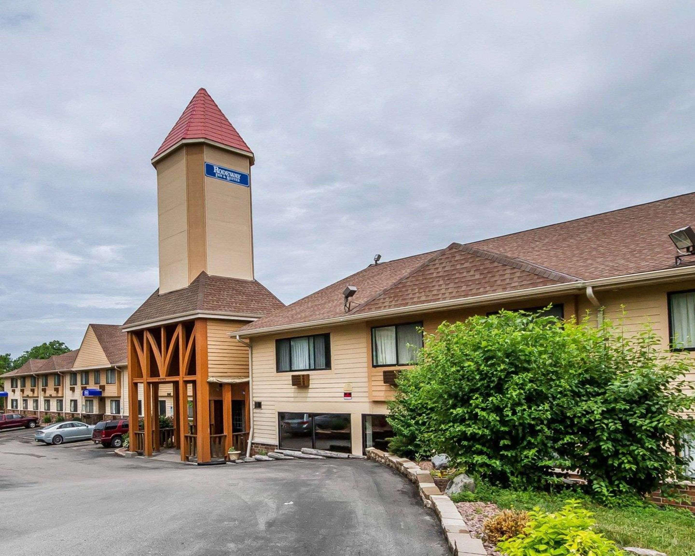 Rodeway Inn & Suites Madison East Exteriör bild