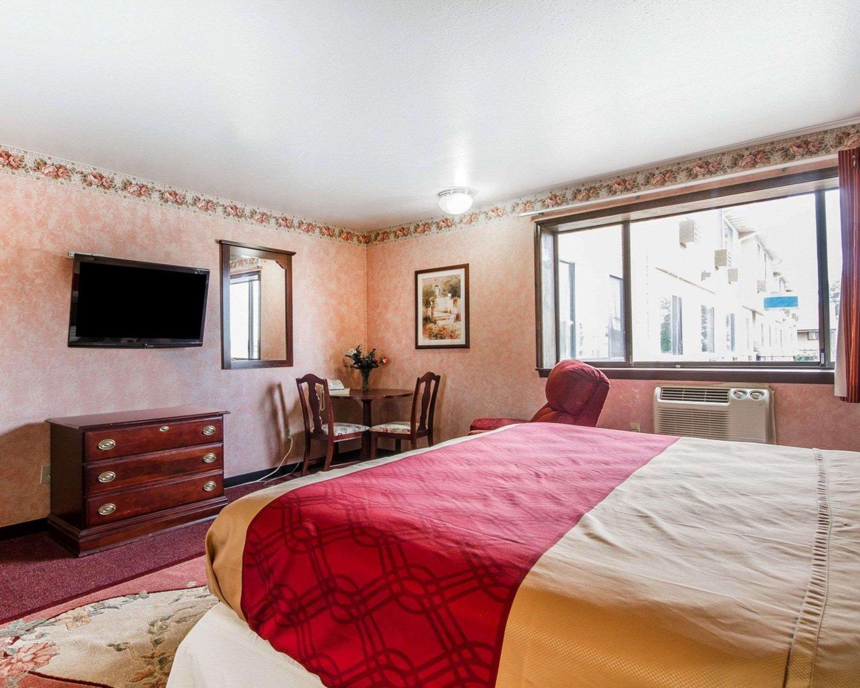 Rodeway Inn & Suites Madison East Exteriör bild