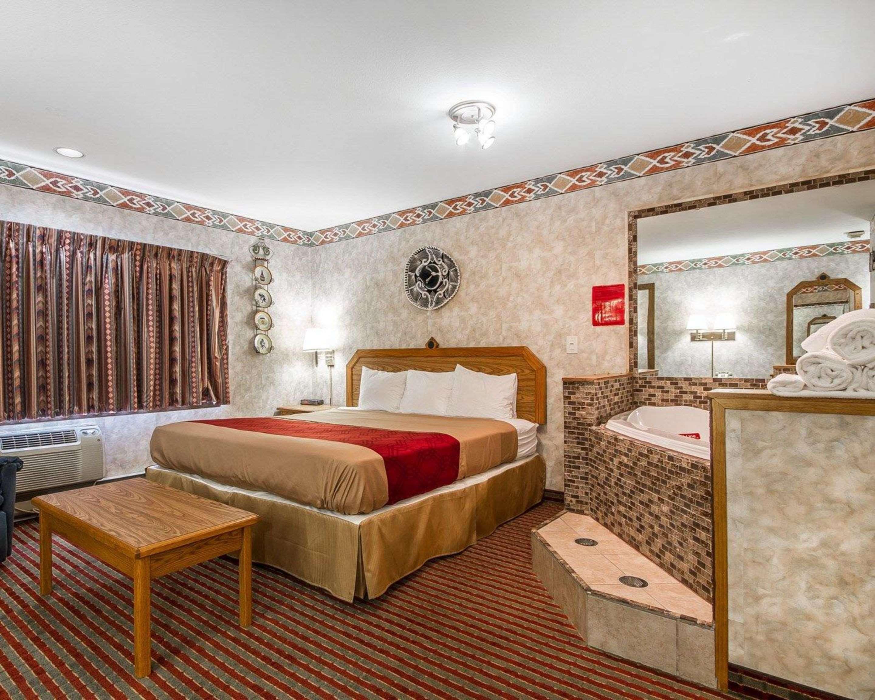 Rodeway Inn & Suites Madison East Exteriör bild