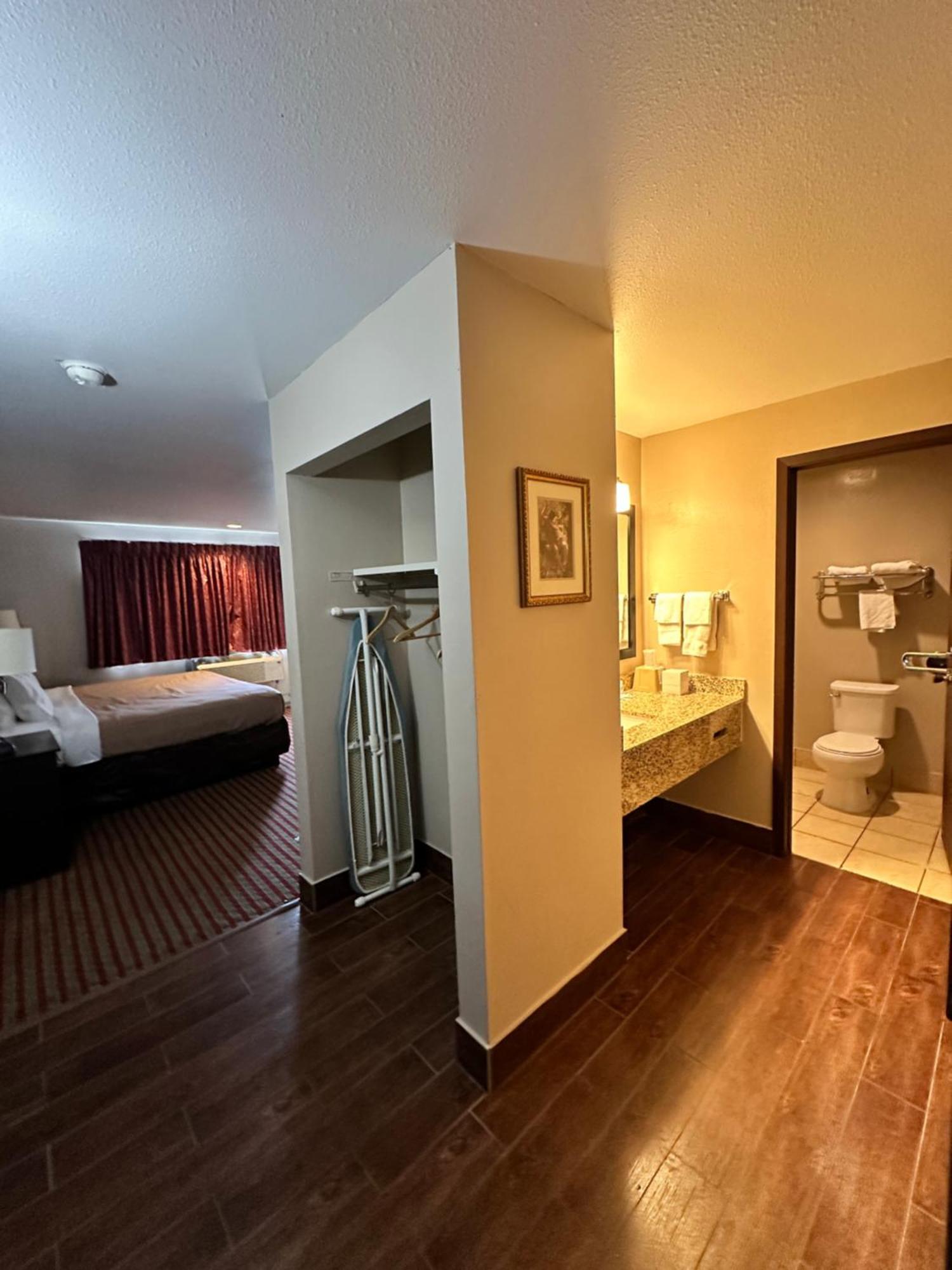 Rodeway Inn & Suites Madison East Exteriör bild