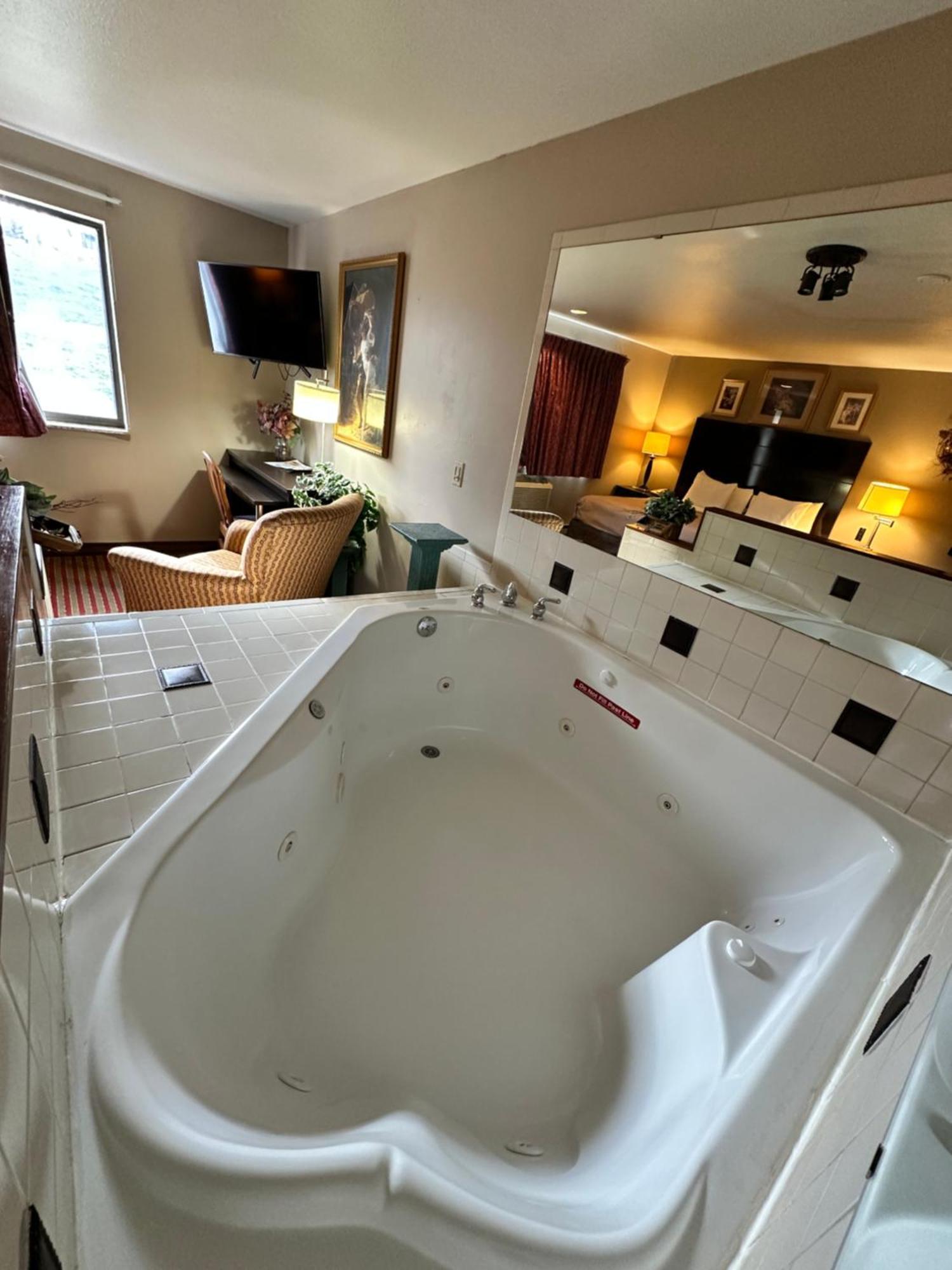 Rodeway Inn & Suites Madison East Exteriör bild