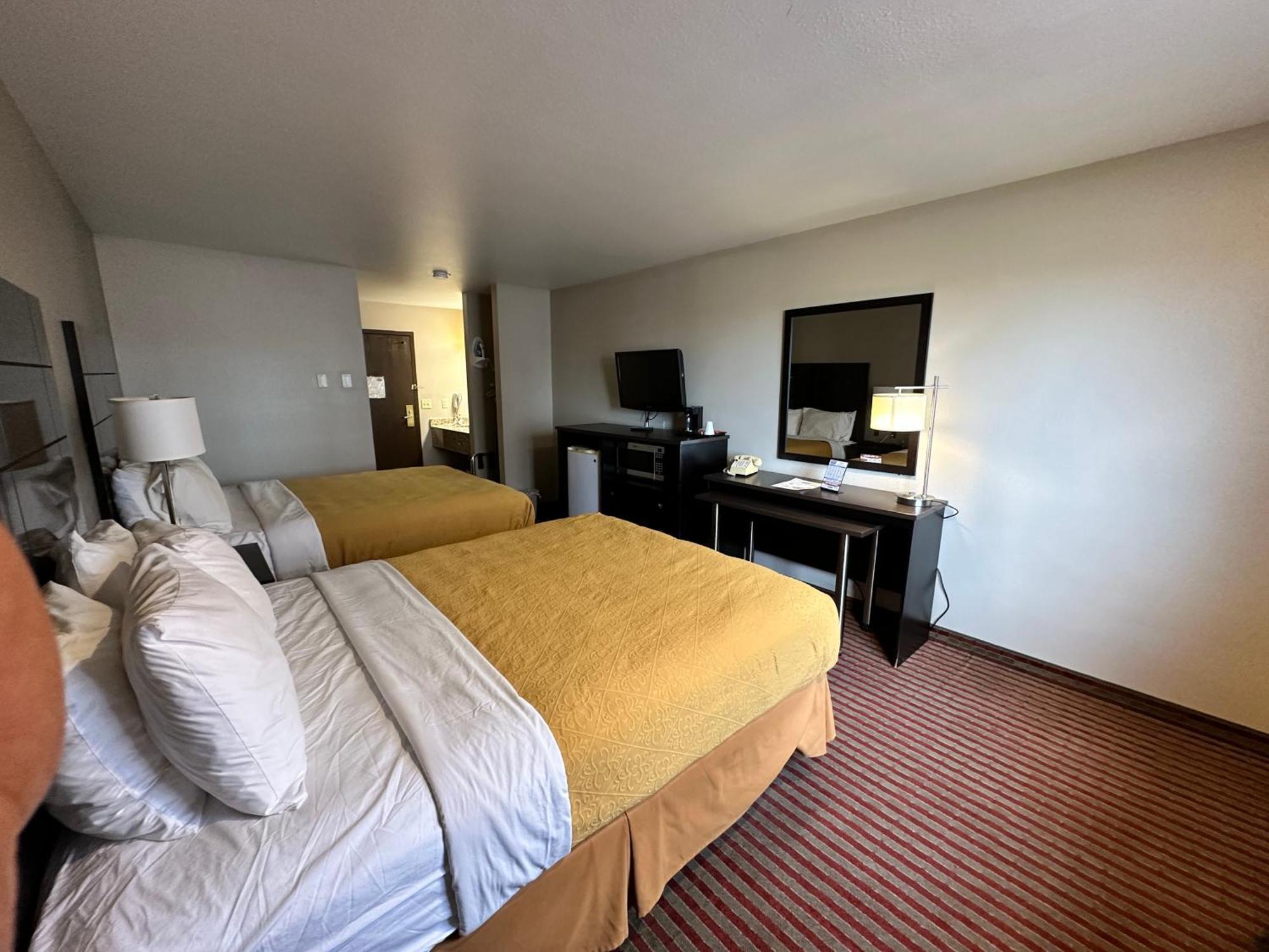 Rodeway Inn & Suites Madison East Exteriör bild