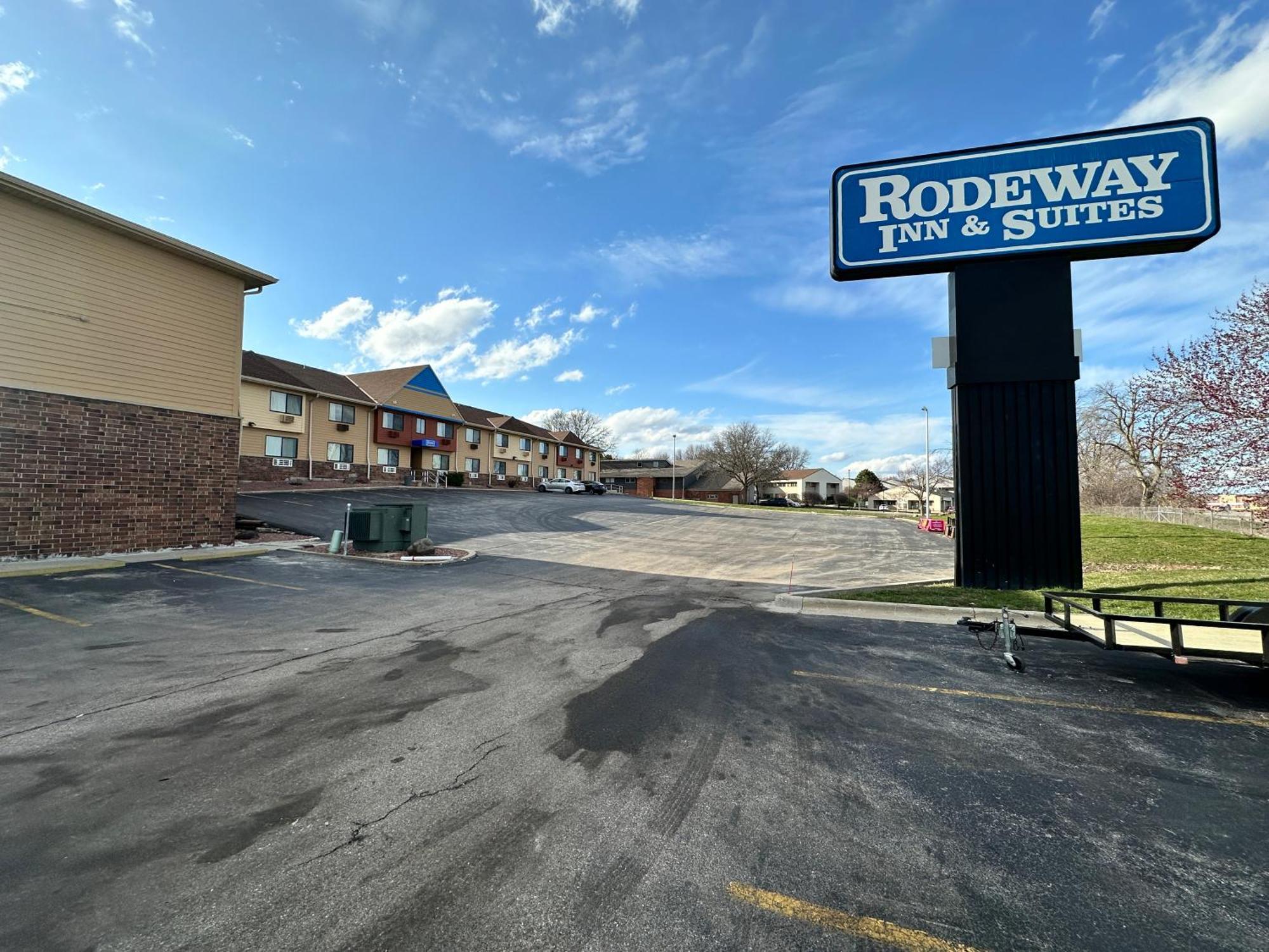 Rodeway Inn & Suites Madison East Exteriör bild