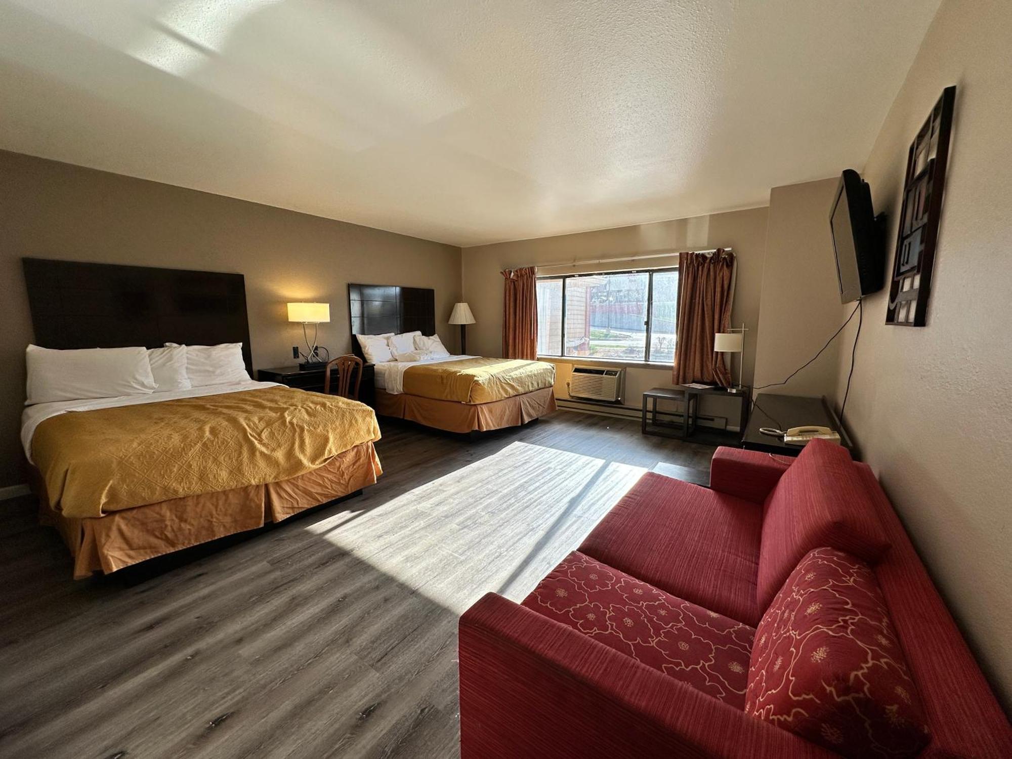 Rodeway Inn & Suites Madison East Exteriör bild