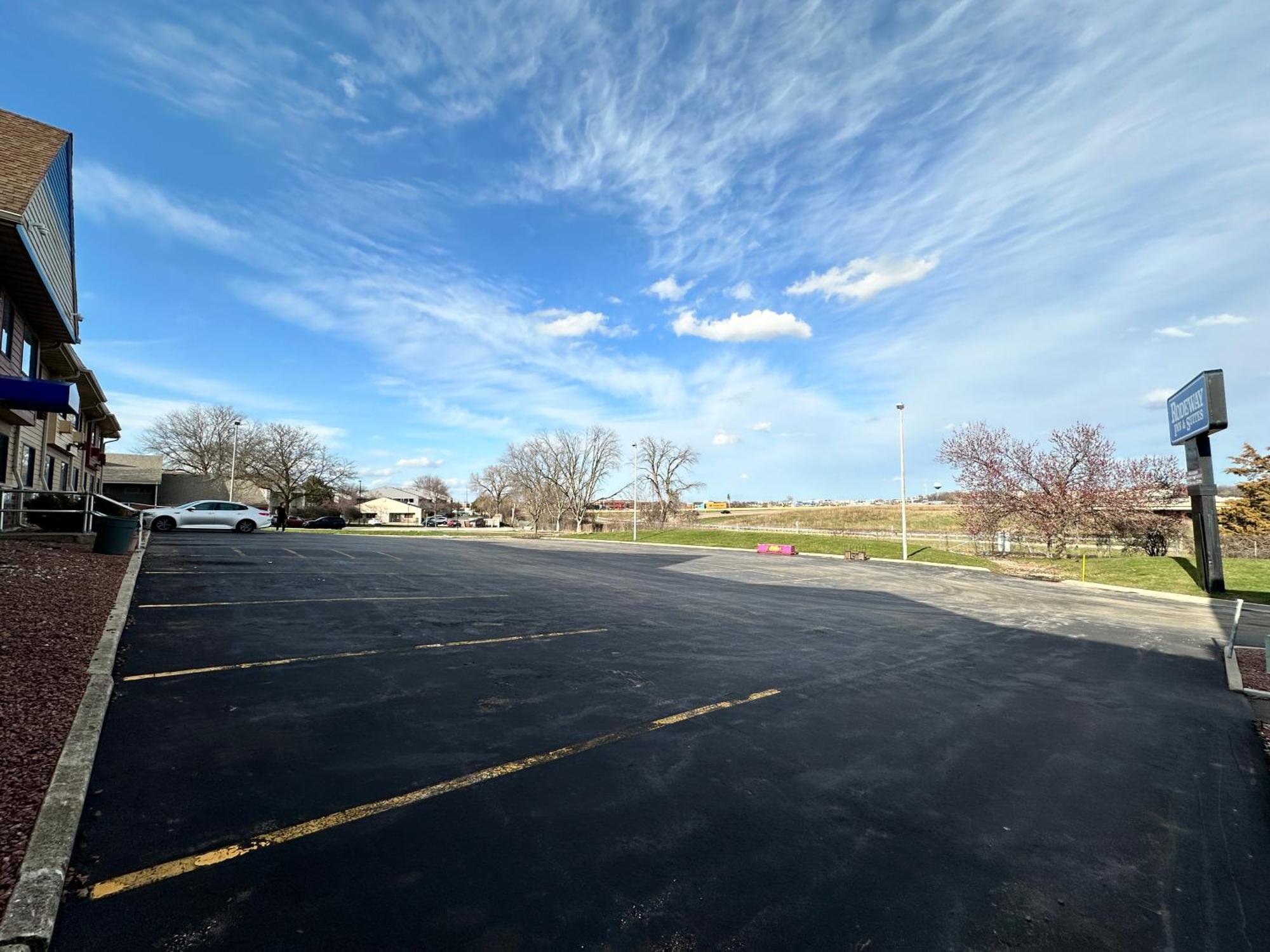 Rodeway Inn & Suites Madison East Exteriör bild