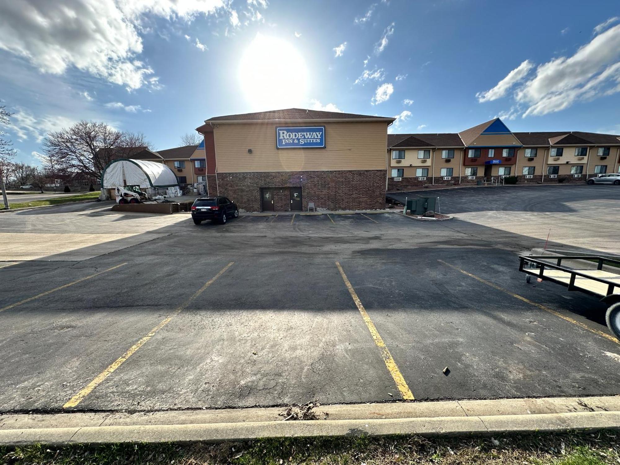 Rodeway Inn & Suites Madison East Exteriör bild