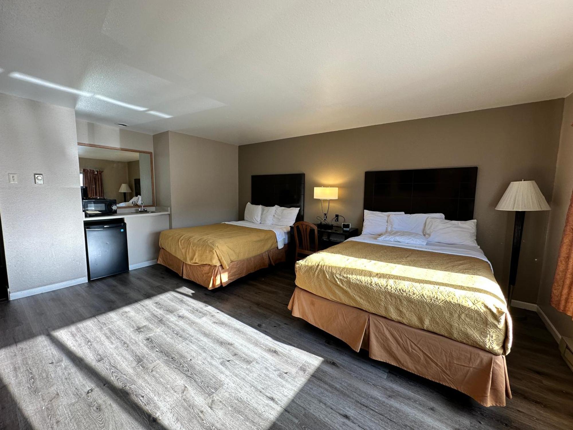 Rodeway Inn & Suites Madison East Exteriör bild
