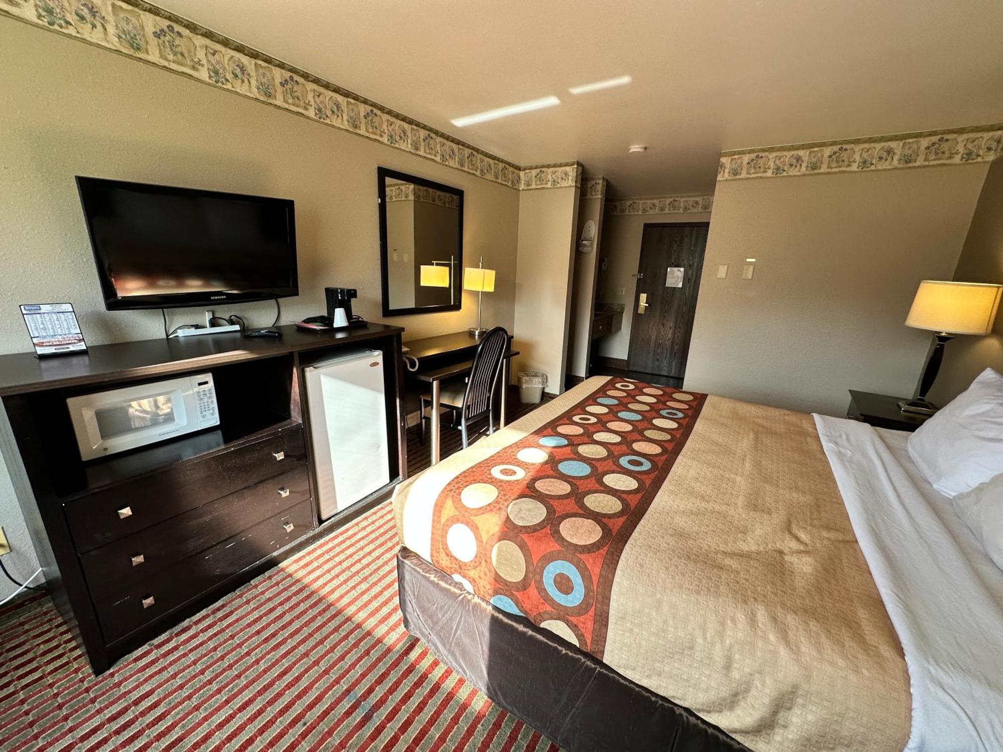 Rodeway Inn & Suites Madison East Exteriör bild
