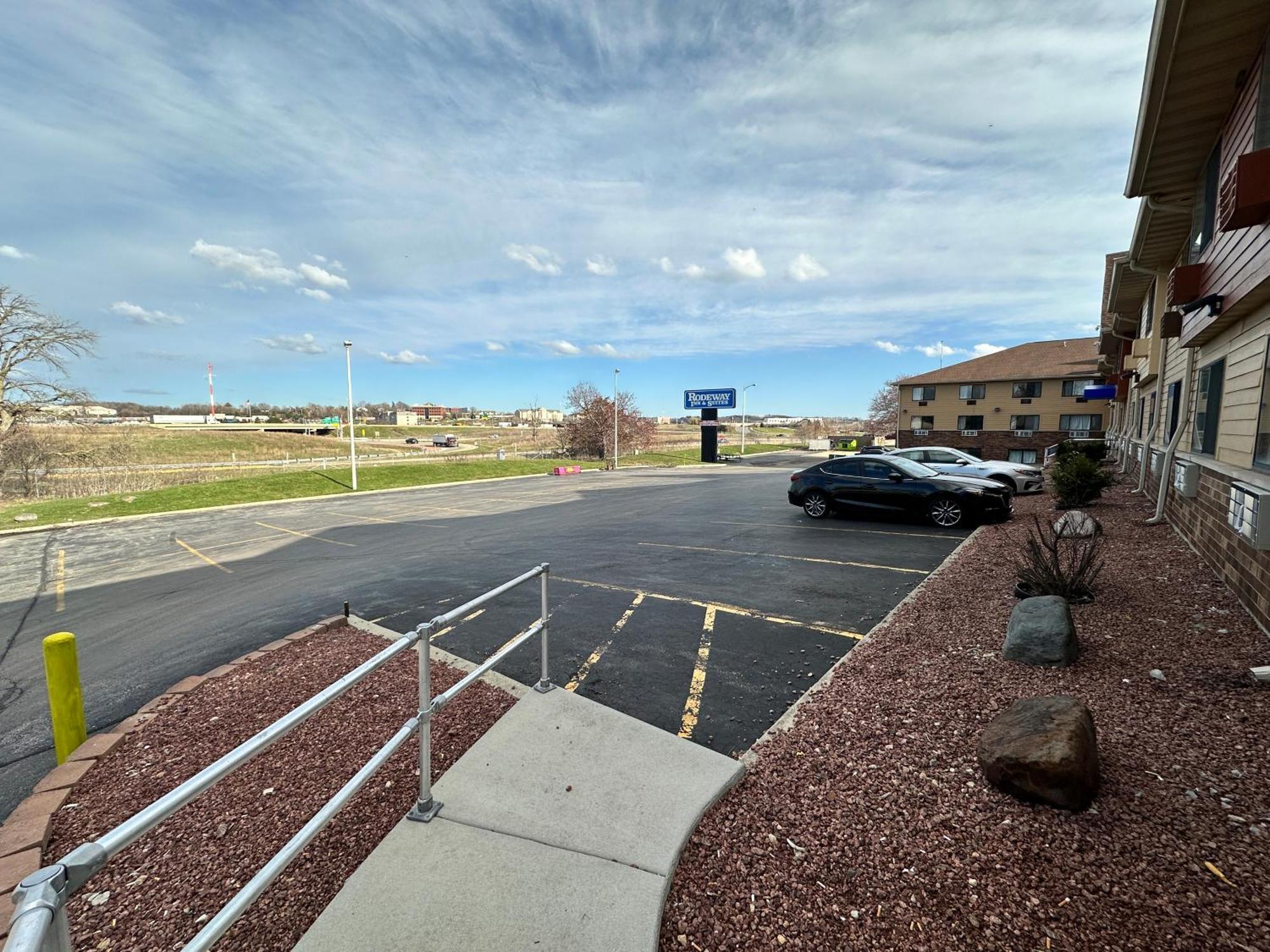 Rodeway Inn & Suites Madison East Exteriör bild