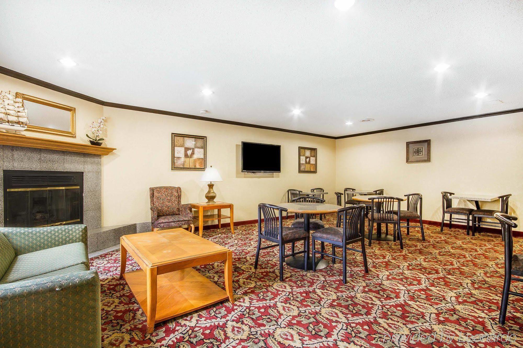 Rodeway Inn & Suites Madison East Exteriör bild
