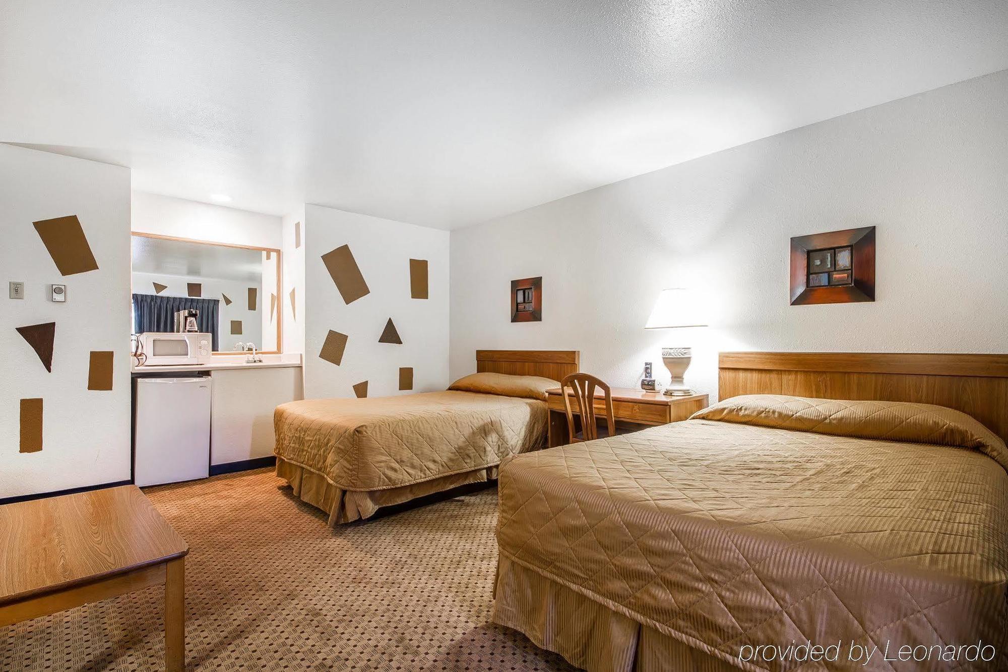 Rodeway Inn & Suites Madison East Exteriör bild