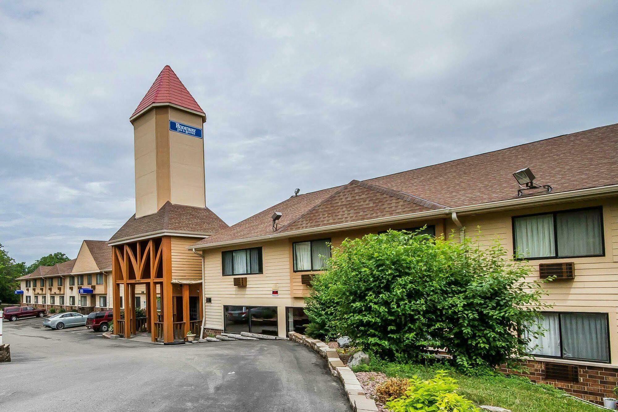 Rodeway Inn & Suites Madison East Exteriör bild