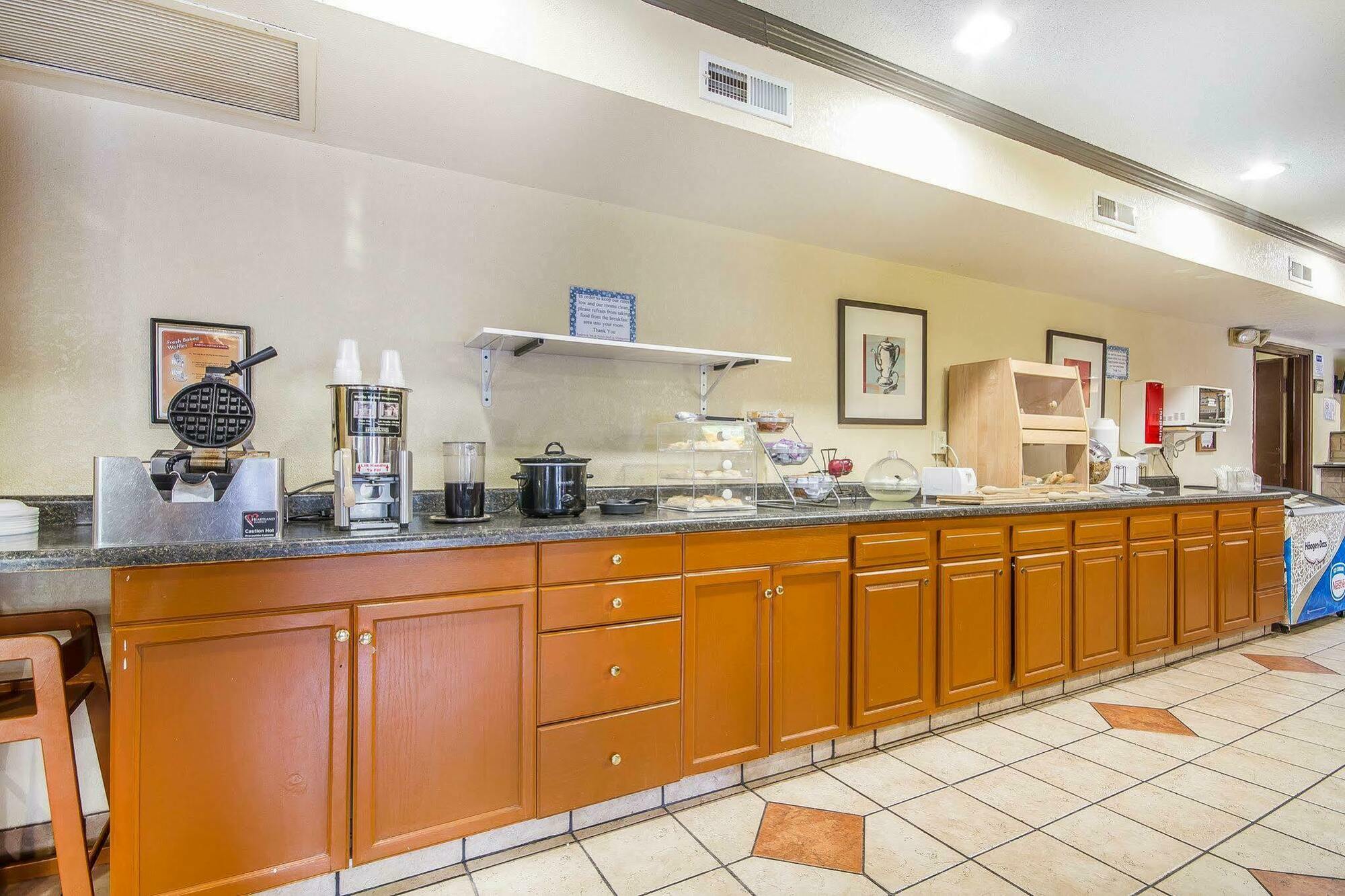 Rodeway Inn & Suites Madison East Exteriör bild