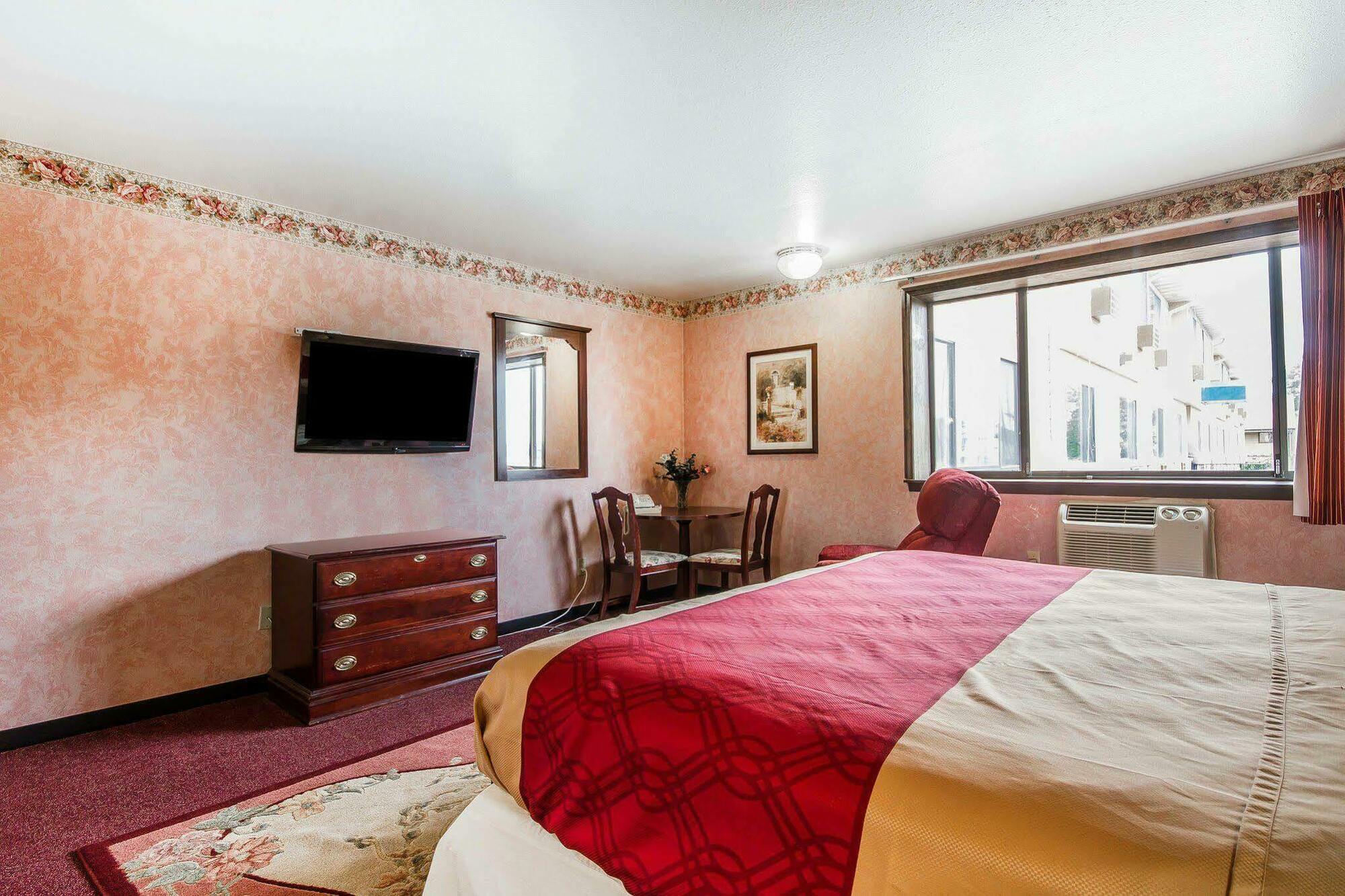 Rodeway Inn & Suites Madison East Exteriör bild