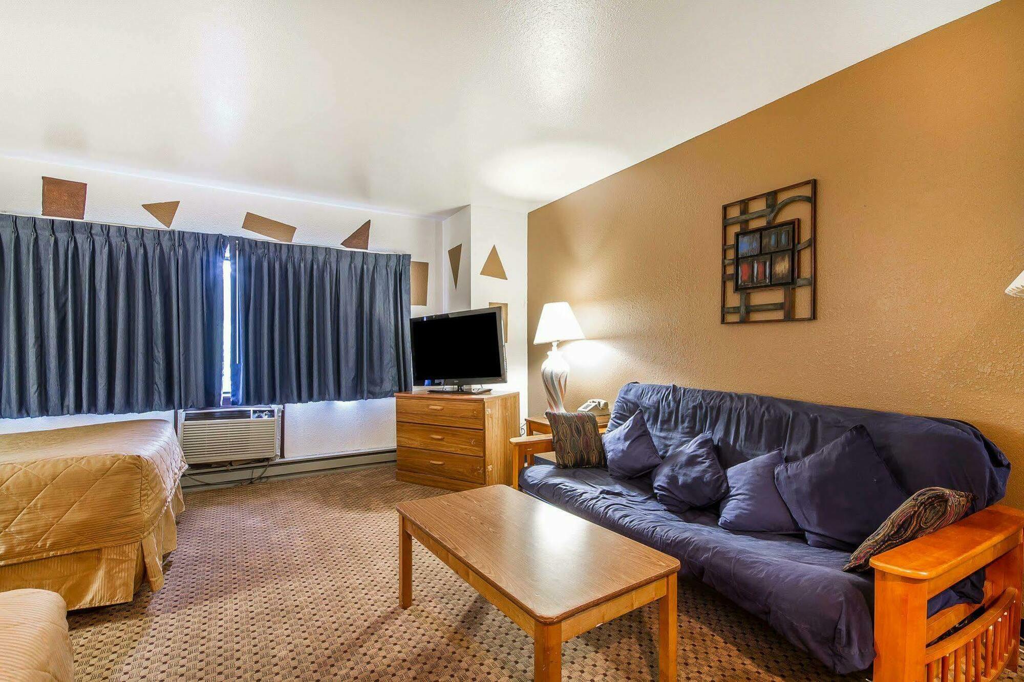 Rodeway Inn & Suites Madison East Exteriör bild